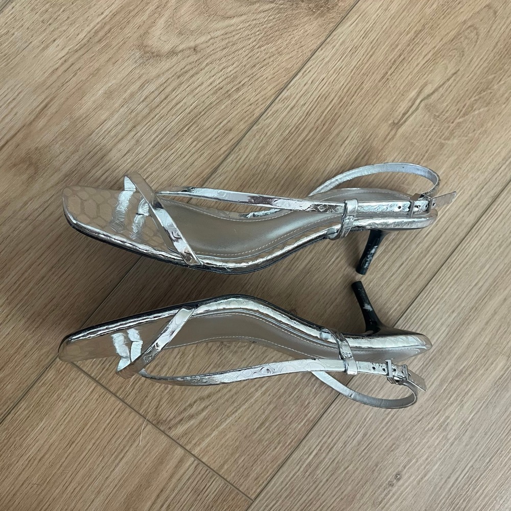 Schutz Heloise Metallic Silver Leather Sandals Size 8.5 Kitten Heel Snake - Picture 5 of 8